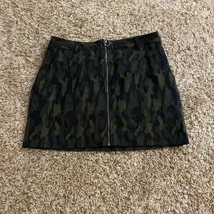 Forever 21 zip up camo mini skirt size 31